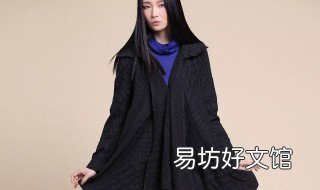 黑色大衣配什么颜色内搭 黑色大衣配什么颜色内搭花边连衣裙