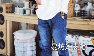 水洗白牛仔裤和深蓝色牛仔裤配什么颜色户外鞋 水洗白牛仔裤是什么颜色
