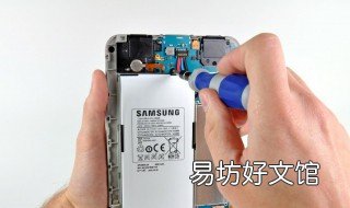 一体手机怎样换电池 一体式手机电池如何拆换