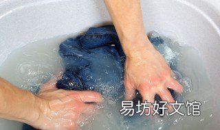 新买的牛仔裤怎么固色 新买的牛仔裤怎么固色不掉色