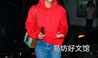 女生短卫衣穿搭技巧 短款卫衣怎么搭配下身好看