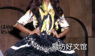 丝巾做衣服的多种穿法 丝巾做衣服的多种穿法图片