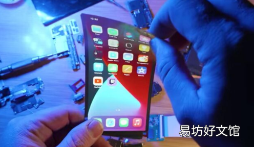 YouTuber用树莓派和可折叠显示屏可视化可折叠iPhone