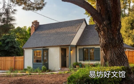 经过修复的英式小屋复兴风格平房位于帕萨迪纳贝尔维代尔街