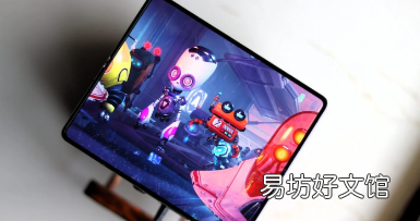 通過(guò)特寫(xiě)模型照片展示 Galaxy Z Fold 6 的設(shè)計(jì)