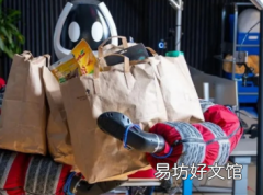 可爱的穿着毛衣的机器人可以帮助搬运更重的物体