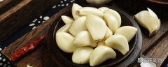 大蒜泡水喝有什么功效 大蒜泡水喝会上火吗