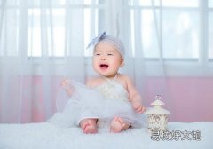 宝宝头上可以擦痱子粉吗 宝宝头上怎么擦痱子粉