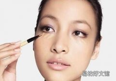 涂了隔离霜还要涂粉底液吗 粉底液的主要功效有哪些