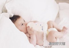 刚出生的宝宝打嗝怎么办 拍嗝效果不好？你得对症治疗才行！