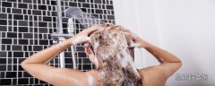 夏天洗头发用热水还是冷水 夏天洗头发的最佳时间