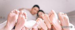 宝宝出生第一天不吃奶光睡觉怎么办 宝宝出生第一天打嗝怎么办
