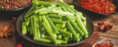 蒜苗香菇能一起炒吗 蒜苗需要焯水吗