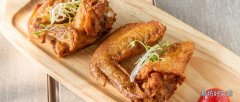 烤箱烤鸡翅烤多长时间 烤鸡翅用烤盘还是烤架