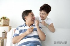 钙片什么时候吃最好 五十岁人补钙在什么时间吃比较好