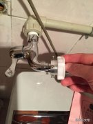 洗衣机进水管和水龙头处漏水 别急！这很好解决