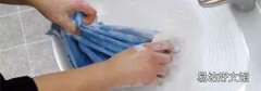 消毒液弄在衣服上用什么可以洗掉