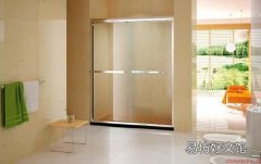 浴室玻璃门粘上水垢如何去除？